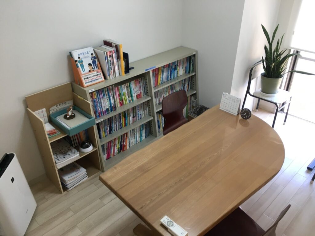 ハマヨビの教室。看護受験参考書・赤本が並ぶ本棚と木製の自習テーブル