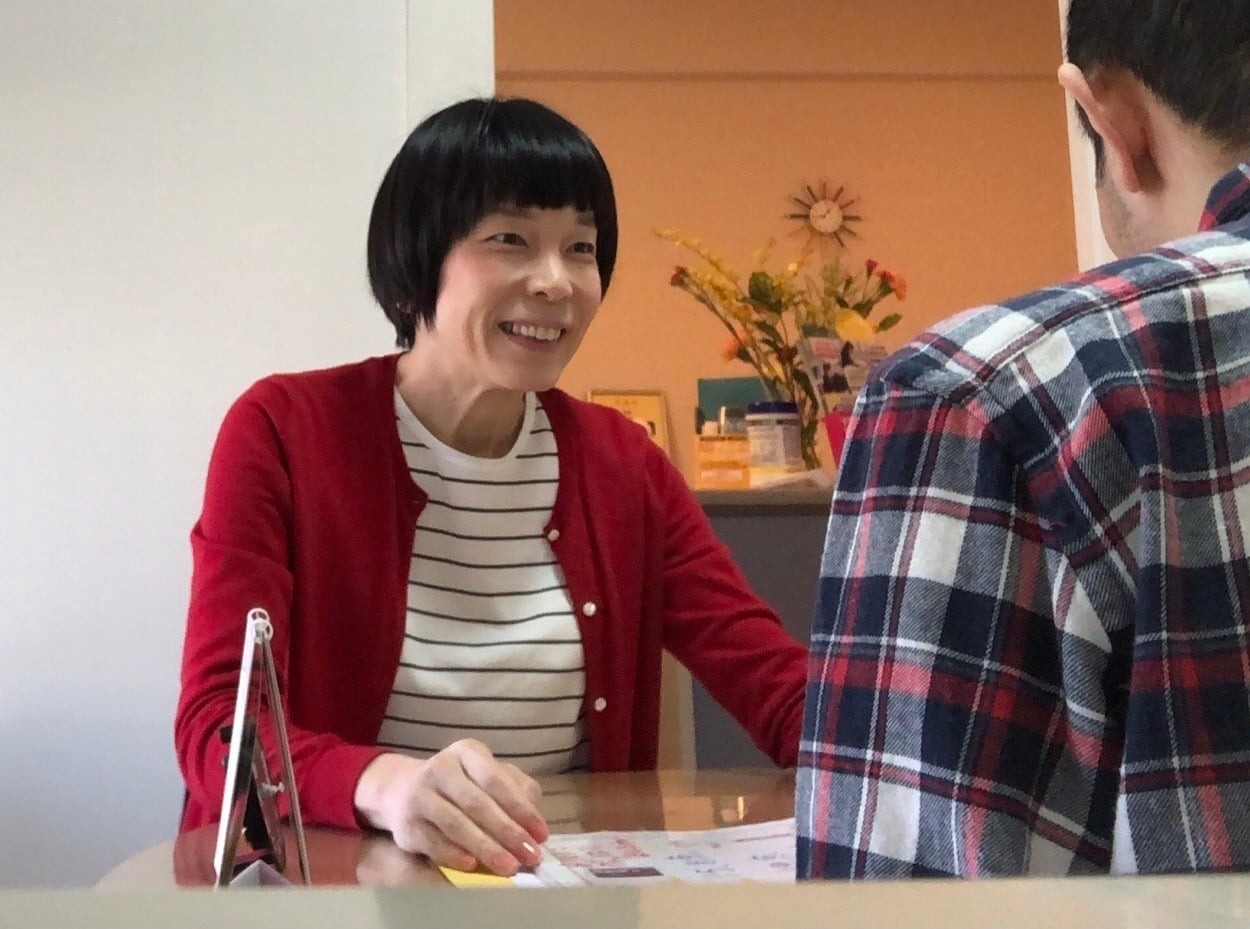 受講相談で受講生と笑顔で話す平井綾子