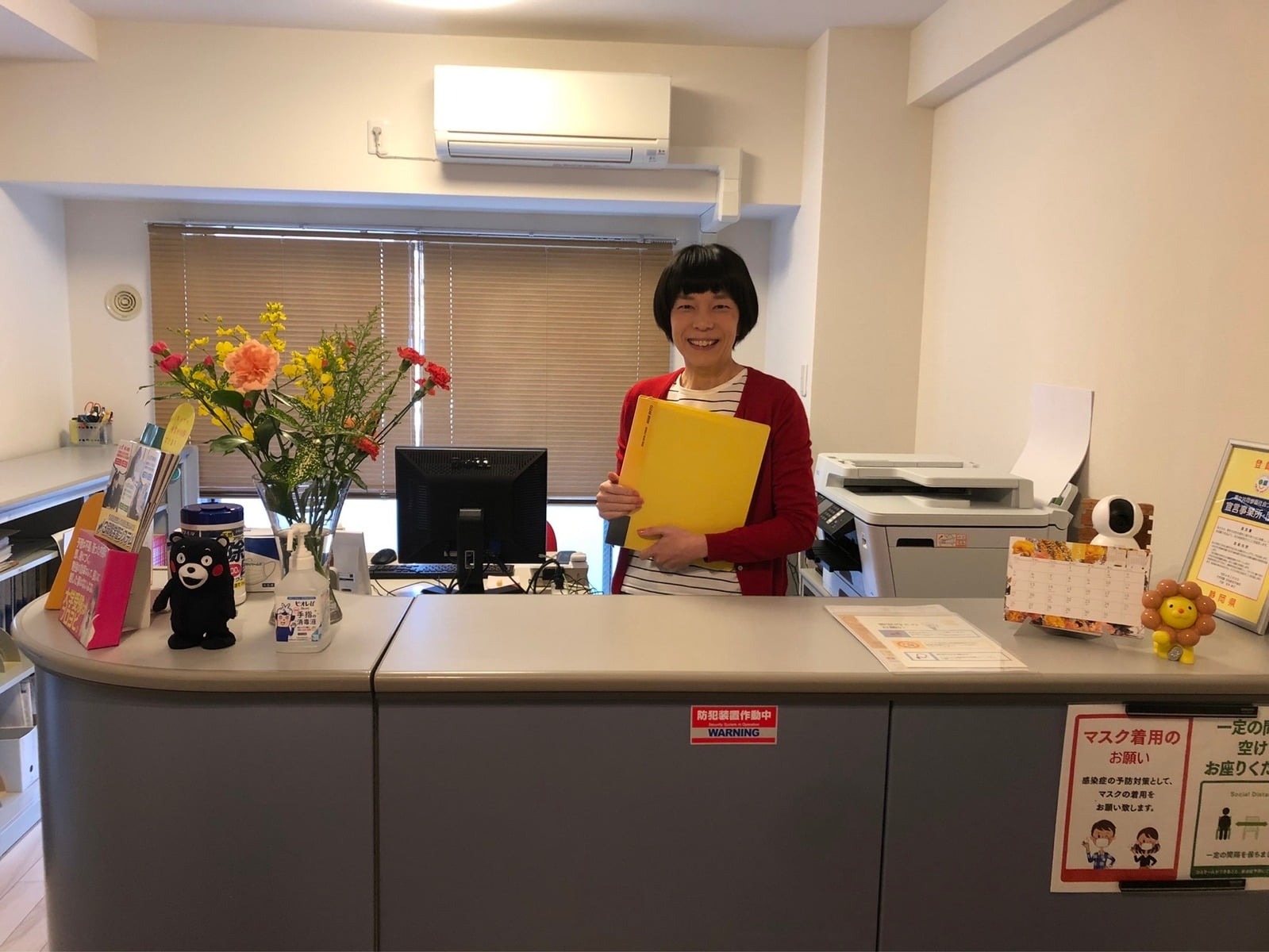 ハマヨビ受付で来訪者を迎える平井綾子