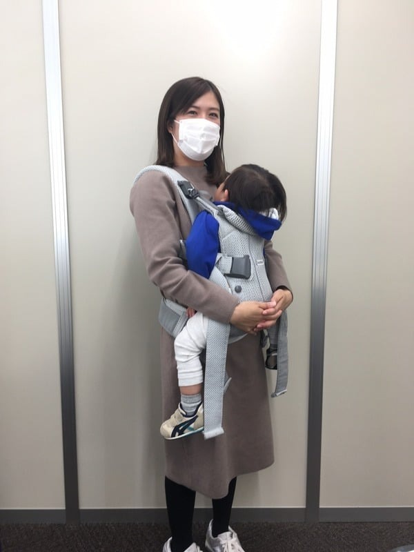 お子さんを抱っこ紐で抱える卒業生（浜松医科大学 医学部看護学科 進学 Fさん）